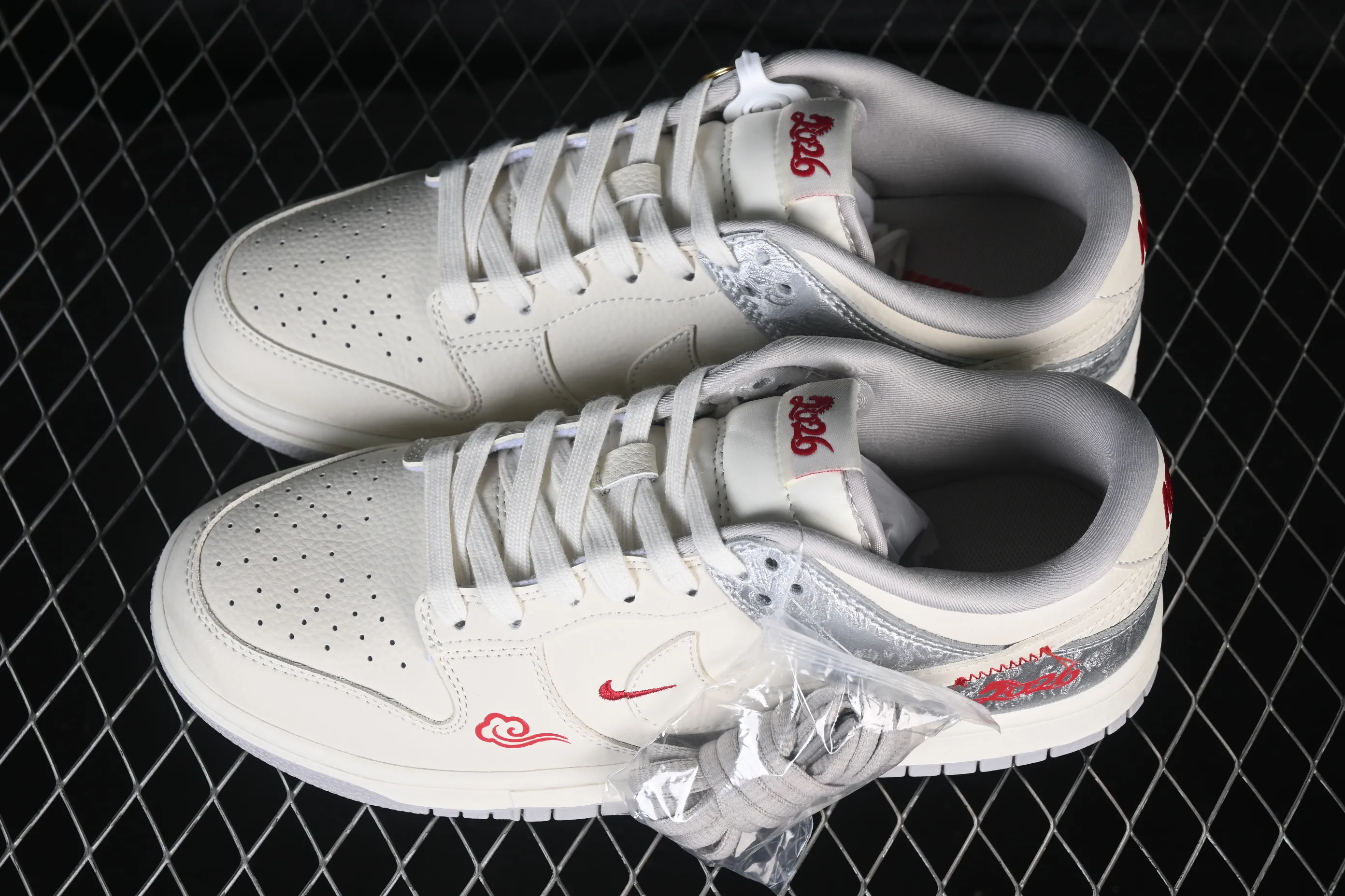 All categories Nk SB Dunk Series Nk SB Dunk Low High-end customized low-top sneakers Nike SB Dunk Low Year of the Horse limited edition Silver Chinese style High-end customized low-top casual sneakers DS6608-022